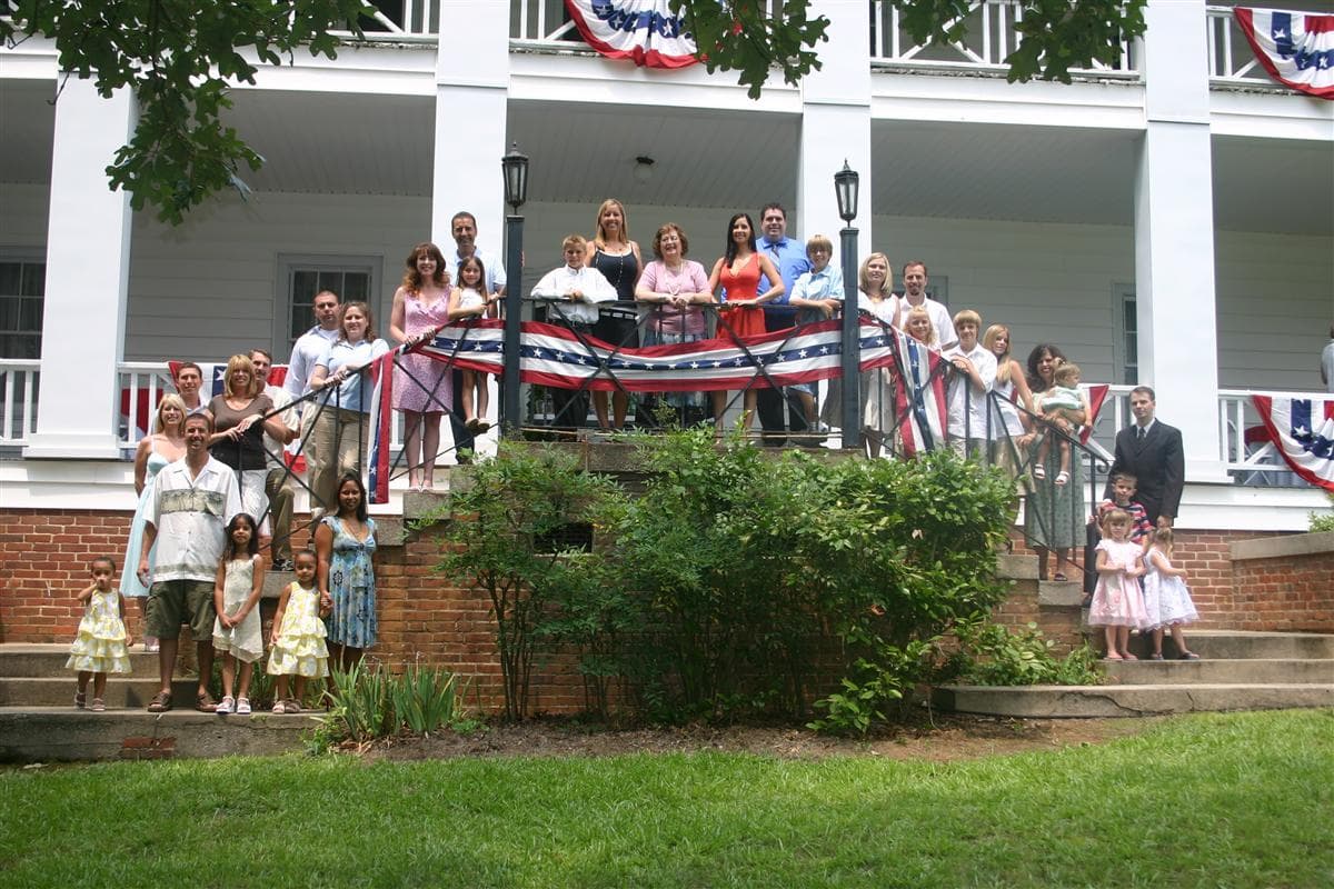 Williams Family Reunion 2006 group photo on the mansion steps